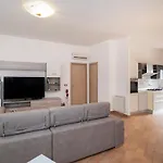 Eden House - With Garden & Parking